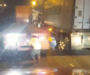 Xịt sơn lên đèn hậu gây chói mắt của xe phía trước, người đàn ông lại nhận được vô số lời khen của CĐM
