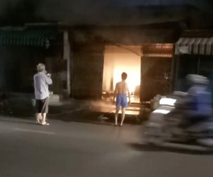 Công an vây bắt nam thanh niên la lối, vừa rời đi thì nhà bốc cháy