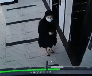Khoảnh khắc đáng sợ: Người phụ nữ bất ngờ đổ gục sau khi bấm thang máy