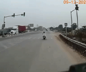 Clip: Khoảnh khắc tài xế xe máy 'thoát chết' thần kỳ trước đầu xe container