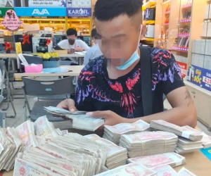 Cầm toàn tiền 500 đồng đi mua điện thoại, cặp đôi bị dân mạng chỉ trích gay gắt