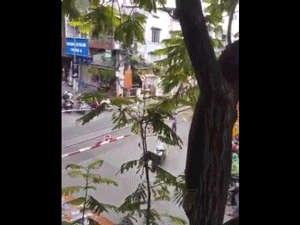 Giây phút người phụ nữ giận chồng rồi lao vào tàu hỏa, phản ứng của nhân viên gác tàu khiến người xem không khỏi chạnh lòng