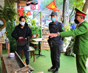 Chủ tiệm ở 'vùng cam' Hà Nội ngậm ngùi trưng biển chỉ bán hàng mang về