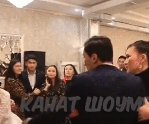 Đoạn clip thu hút hơn 10 triệu view trên TikTok: Cô dâu hôn trai lạ trong đám cưới, chú rể phản ứng cực gắt, kéo cô dâu ngã dúi dụi xuống đất