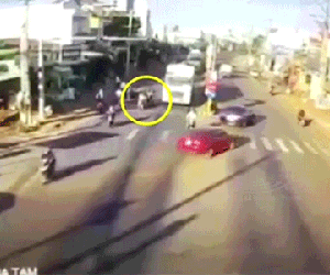 Clip: Mẹ chở ba con bị cuốn vào gầm xe tải, một người tử vong