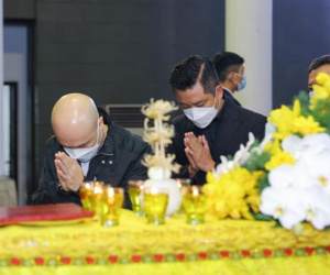 Đám tang nhạc sĩ Phú Quang: Dàn nghệ sĩ thất thần, mắt đỏ hoe nhìn cố nhạc sĩ lần cuối