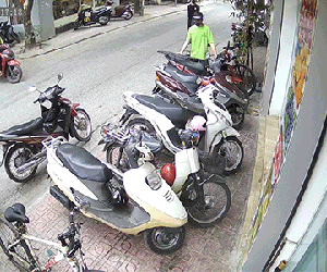 Màn trộm xe hồn nhiên của thanh niên trước bàn dân thiên hạ khiến hai nhân viên đứng hình