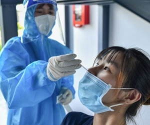Công nhân 'choáng váng' vì bị trừ lương 4,5 triệu tiền phí xét nghiệm Covid-19: Muốn test ngoài cho rẻ mà không được