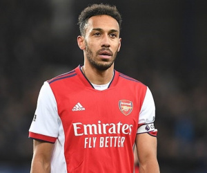 Arsenal tước băng thủ quân của Aubameyang