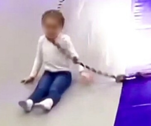 Bé gái đang chơi cầu trượt vô tình bị siết cổ vì thứ không ai ngờ tới bất ngờ xuất hiện