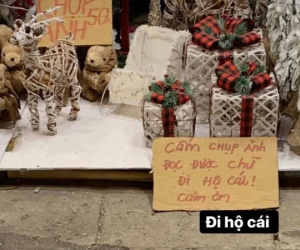 Tấm biển gây tranh cãi ở phố Hàng Mã mùa Giáng sinh: 'Cấm chụp ảnh đọc được chữ đi hộ cái, cảm ơn!'