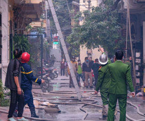 Cháy nhà 5 tầng trong ngõ sâu ở Thanh Xuân, hàng chục chiến sĩ cứu hỏa được huy động dập lửa