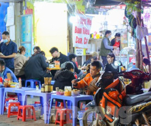 Hàng quán ở quận Đống Đa: Nhiều chỗ chấp hành chỉ bán mang về, nơi vẫn tấp nập khách