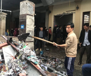 Sau tiếng nổ lớn thổi bay cánh cửa nhà, người dân bàng hoàng phát hiện nam thanh niên nằm gục, cơ thể đầy máu