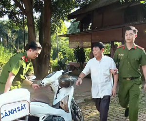Phố Trong Làng tập 25: Ông Trung sốc khi bị áp giải lên công an huyện, Hoài 'cạn lời' khi được ghép đôi với Hiếu
