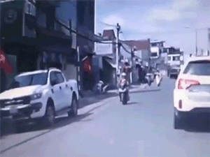 Bé trai sang đường thiếu quan sát bị va quệt, phản ứng của ông bố nhận vô số chỉ trích của người đi đường