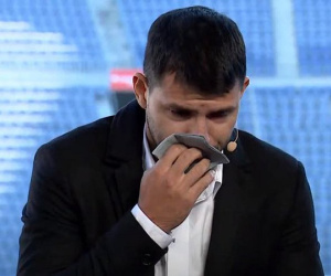 Aguero bật khóc khi thông báo giải nghệ ở tuổi 33