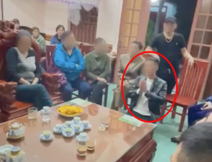Bị phát hiện ngoại tình với em dâu, người đàn ông quỳ gối giữa nhà xin lỗi họ hàng, nhưng bản tường trình mới gây choáng