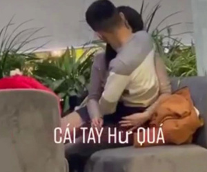 Giữa quán cà phê, cặp đôi có hành động nhạy cảm khiến người xung quanh 'đỏ mắt': 'Thèm khát đến mức không kịp về nhà thế à?'