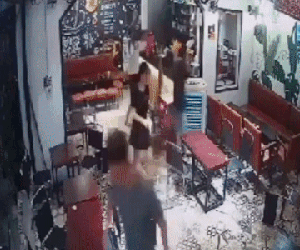 Clip hàng chục thanh niên lao vào quán cà phê chém loạn xạ, khách không chạy kịp chịu vạ oan