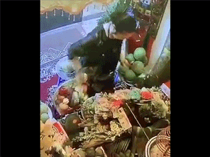 Đi chùa cầu phúc nhưng hành động của người phụ nữ khiến Phật cũng không độ nổi