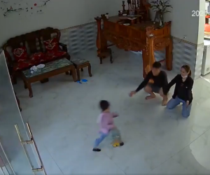 Đón con trai và con gái đi học về, bà mẹ gây tranh cãi khi tỏ ra đon đả với bé trai, dửng dưng với bé gái
