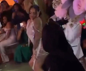 Cô dâu bị chỉ trích vì ăn mặc lõa lồ, nhảy sexy trước mặt chồng và họ hàng trong đám cưới