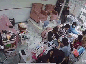 Cả gian phòng nháo nhào khi vị khách đang làm nail bỗng đứng hình rồi co giật