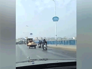 Mặc lời kêu gọi khẩn thiết của người đi đường, người đàn ông kéo lê nạn nhân dưới lốp xe xong rồi bỏ đi sau tai nạn