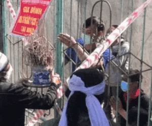 Xót xa khoảnh khắc cả nhà con trai òa khóc, vái lạy tiễn biệt mẹ già lần cuối qua khe cửa vì đang phải cách ly không thể đến chịu tang