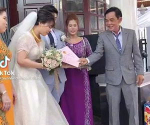 Bố chồng tặng con dâu 2 sổ đỏ, 500 triệu rồi an ủi: 'Chỉ có thế thôi'