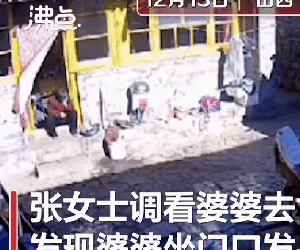 Cụ già ngồi khóc một mình trước cửa nhà ít phút trước khi qua đời, con cháu xem lại video vô cùng ân hận một điều