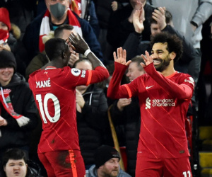 Hạ Newcastle, Liverpool bám sát Man City