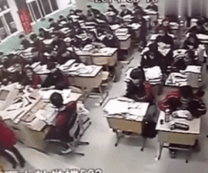 Kinh hoàng khoảnh khắc nam sinh lớp 12 cười phá lên, lao ra cửa sổ tầng 5 tự tử giữa giờ học