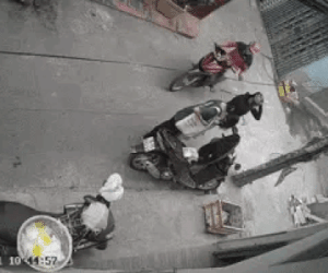 Clip: Thanh niên chạy xe 77 - 49 vòng rồi giật phăng túi xách khiến người phụ nữ ngã văng xuống đường