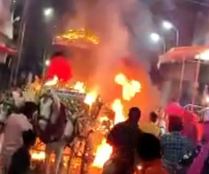 Bắn pháo hoa mừng đám cưới, chú rể hóa đuốc sống ngay trên xe rước dâu