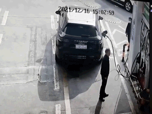 Xe sang Porsche bị nam thanh niên lấy bơm xăng châm lửa đốt