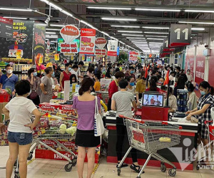 Giảm thuế VAT, trực tiếp hạ giá, kích dân mua sắm Tết