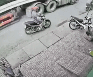 Camera ghi lại khoảnh khắc người phụ nữ ngã vật ra đường đúng lúc xe tải đi qua, cảnh tượng sau đó khiến nhiều người 'đứng tim'