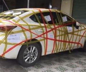 Đỗ xe chắn kín cửa nhà người khác, gia chủ có cách trừng phạt cao tay khiến dân tình hả hê