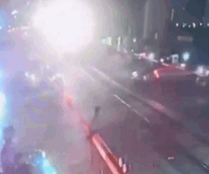 Video: Thót tim cảnh người đàn ông bị tàu hỏa đâm trúng khi cố vượt qua đường ray