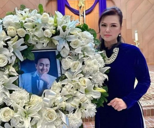 Vợ Chí Tài trang điểm xinh đẹp, diện áo dài nền nã nhưng cuối cùng vẫn khóc nức nở trong lễ giỗ đầu của chồng tại Mỹ