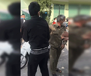 Clip: Bắt được tên trộm xe máy, người dân bức xúc lao vào đánh túi bụi giữa đường