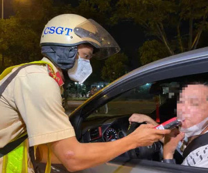 Người đàn ông chở vợ và hai con nhỏ 'cố thủ' trong ôtô ở TP Thủ Đức