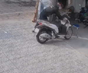 Dàn cảnh cho bánh mì nam bảo vệ để lấy trộm xe SH