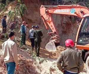 Sạt lở đất vùi lấp 5 cháu nhỏ, 1 bé trai tử vong thương tâm