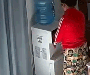 Người phụ nữ rót nước mà không hề biết 'thứ' suýt chui vào miệng, dân mạng xem xong vội chạy đi kiểm tra trong nhà mình có không
