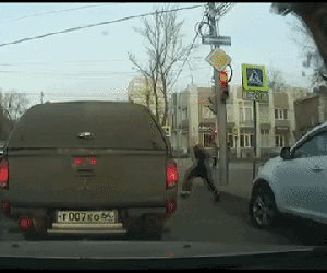 Nhà 2 tầng bất ngờ đổ sập, đè trúng xe ô tô đang chờ đèn đỏ
