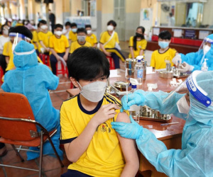 Hai em học sinh lớp 7 khai báo được tiêm liên tiếp 2 mũi vaccine Pfizer