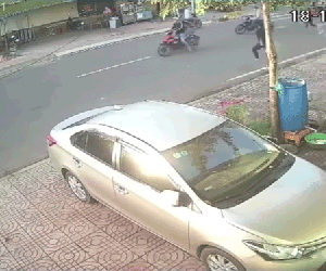 Nam thanh niên 'tung cước' đạp ngã tên trộm như trong phim, vứt xe máy đối tượng tìm đường thoát thân